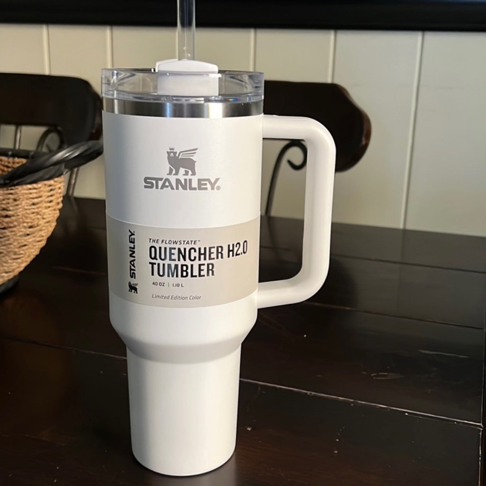 Stanley 40 oz Flowstate Quencher H2.0 Tumbler (Brilliant White) NEW